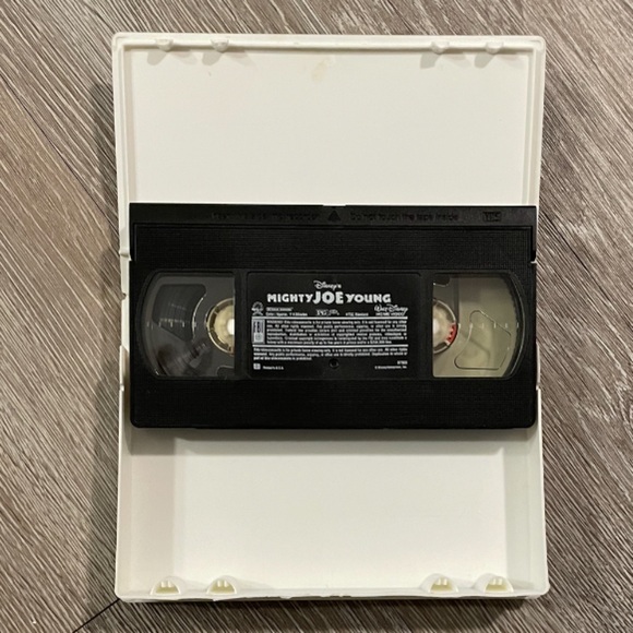 EUC “Mighty Joe Young” 1998 Classic VHS Movie A remake of the original from 1949 - Picture 5 of 5